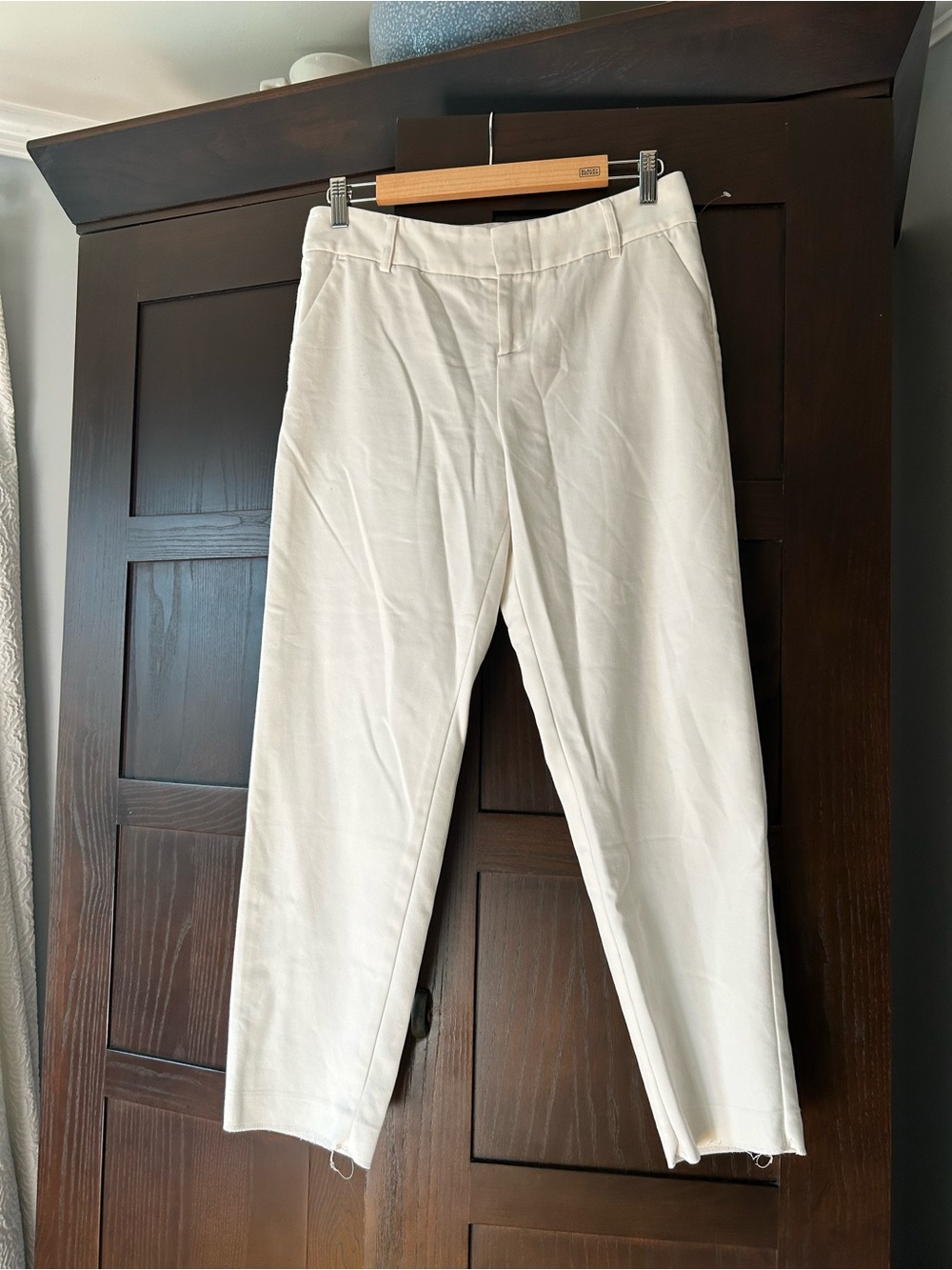 Alice + Olivia Employed White ankle Trousers, no size noted , measures ~4 to 6p